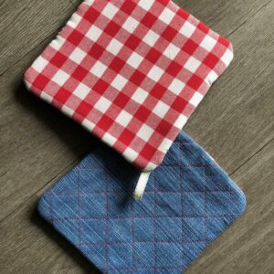 Lot de 2 Maniques : 1 en Jean NOIR upcyclé et tissu "carreaux Vichy" rouge et blanc + 1 en jean BLEU surcyclé et tissu Vichy rouge et blanc