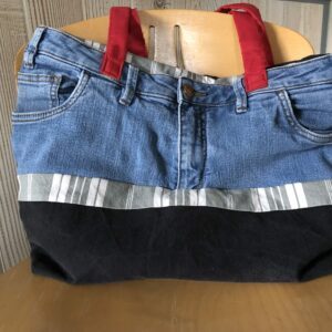 Grand Sac en jean bleu et noir ANSES rouges, portés épaules avec doublure en toile à matelas rayés écru et gris