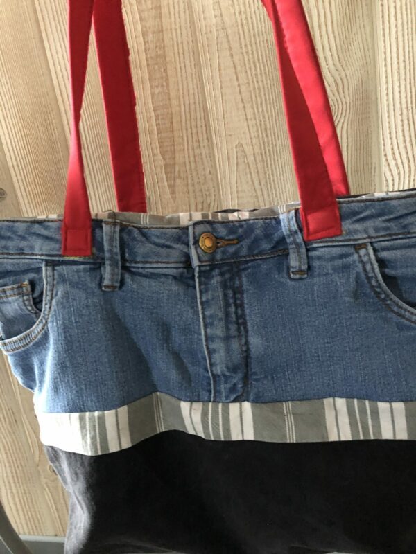 Grand Sac en jean bleu et noir ANSES rouges, portés épaules avec doublure en toile à matelas rayés écru et gris – Image 2