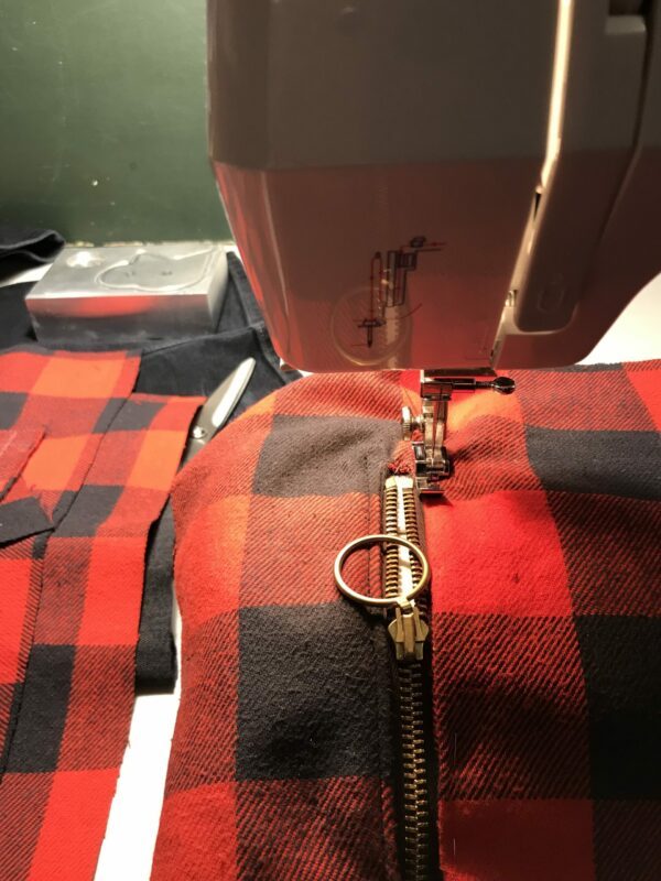 Sac en jean Noir surcyclé avec doublure rouge et noir à carreaux – Image 12