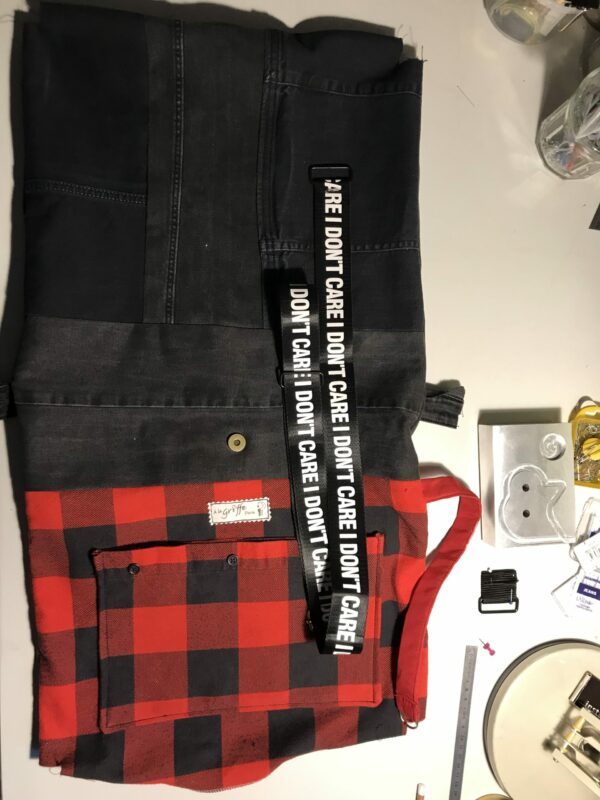 Sac en jean Noir surcyclé avec doublure rouge et noir à carreaux – Image 11