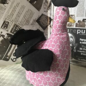 Poule rustique en tissu rose et noir, Cale-porte Rosy Cocotte