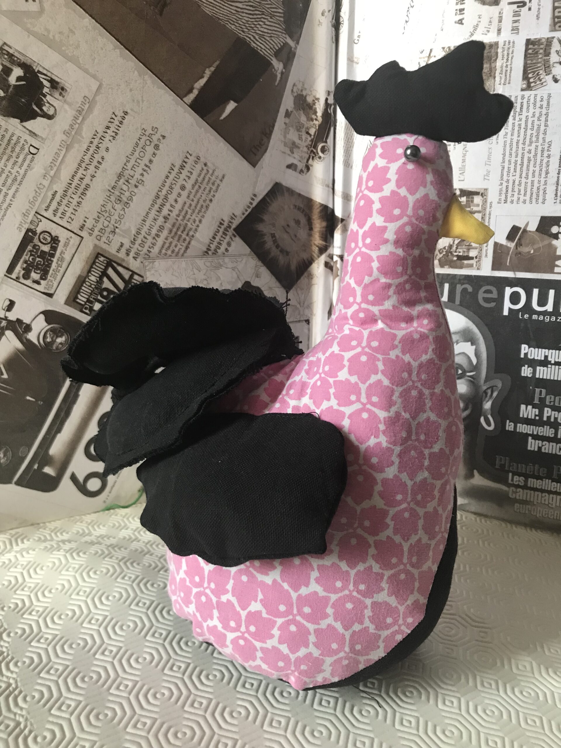 Poule rustique en tissu rose et noir, Cale-porte Rosy Cocotte