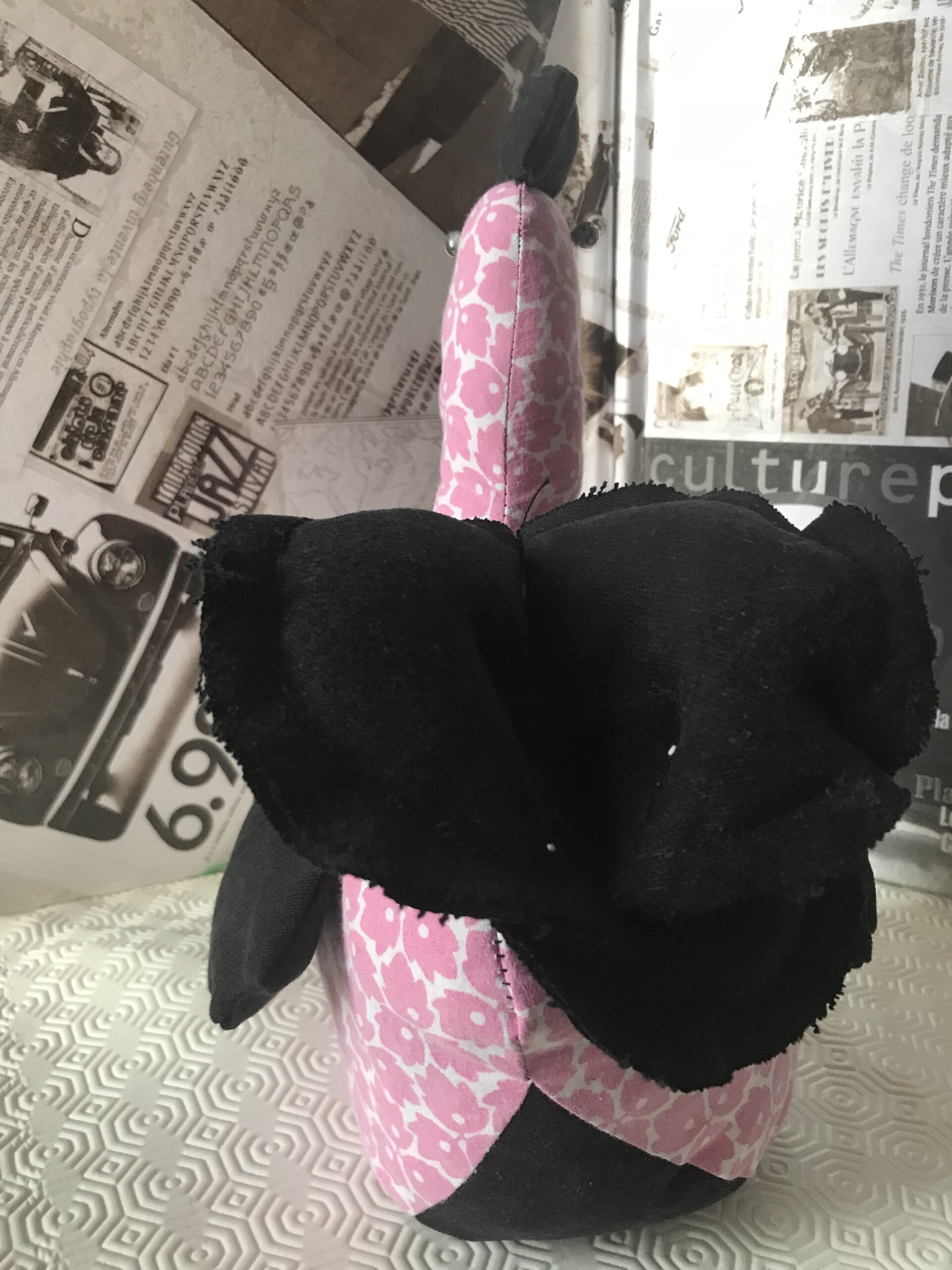 Poule rustique en tissu rose et noir, Cale-porte Rosy Cocotte – Image 5