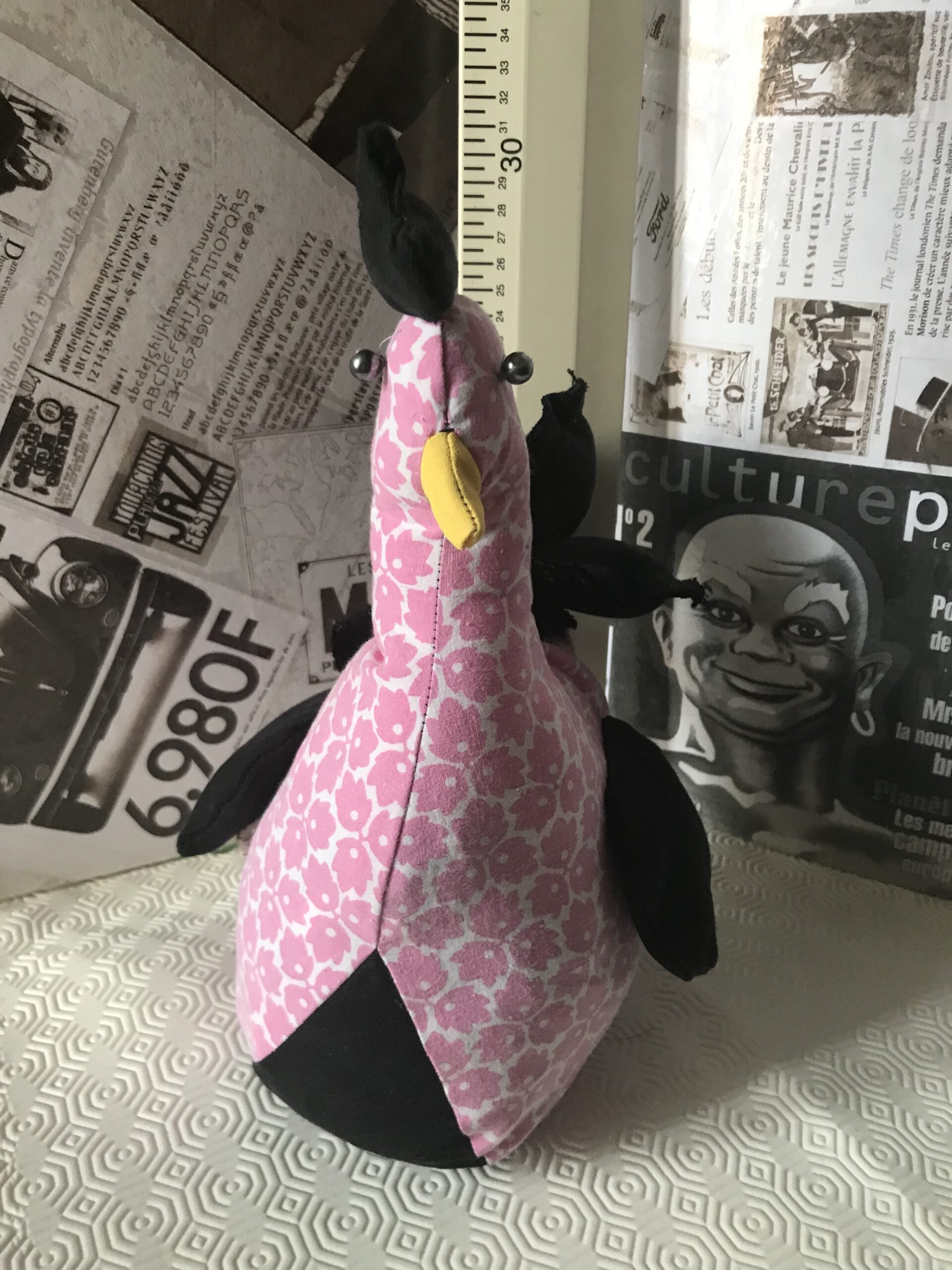 Poule rustique en tissu rose et noir, Cale-porte Rosy Cocotte – Image 2