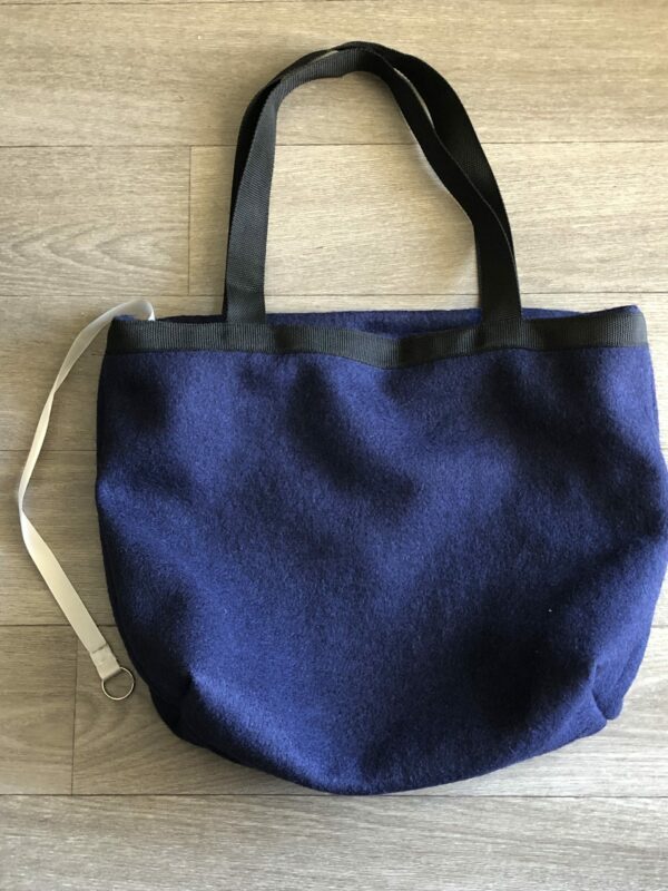 Grand Sac en Laine Bouillie Bleu Marine intérieur imprimé motif petits pois rouge bordeaux fond bleu clair – Image 9