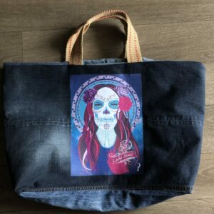 Grand Sac CABAS 01 en jean surcyclé et motif Lady Skull