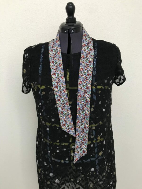 Long Foulard fin à cheveux, motif calaveras multicolore fond gris, cravate lavallière  ceinture – Image 7