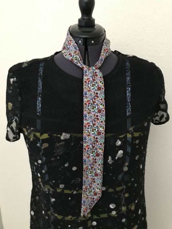Long Foulard fin à cheveux, motif calaveras multicolore fond gris, cravate lavallière  ceinture – Image 4
