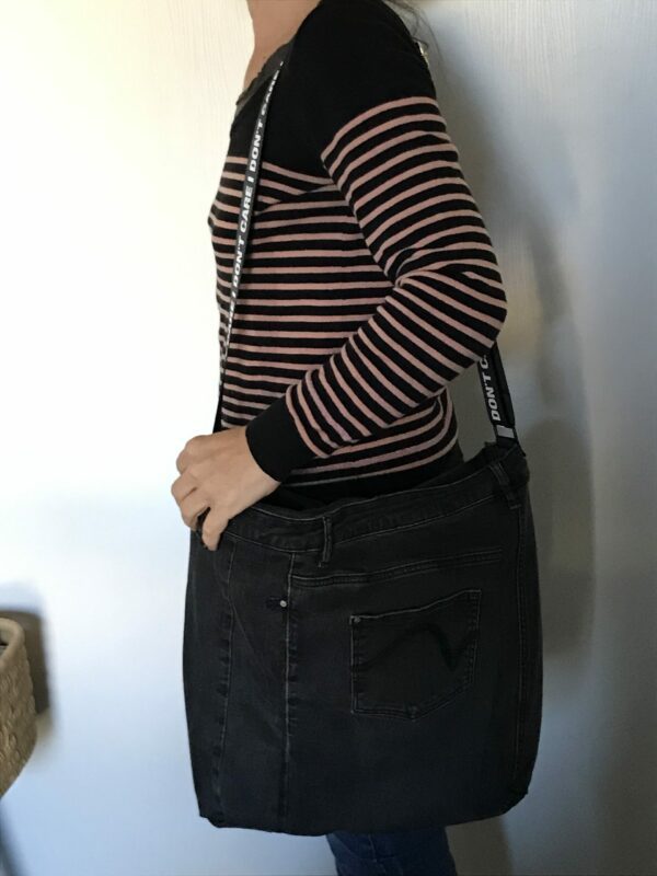 Sac en jean Noir surcyclé avec doublure rouge et noir à carreaux – Image 9