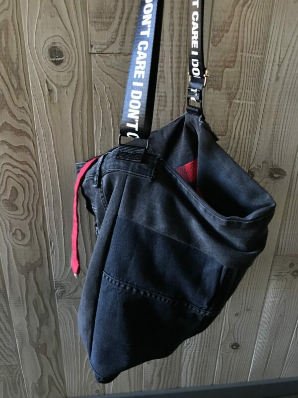 Sac en jean Noir surcyclé avec doublure rouge et noir à carreaux – Image 6