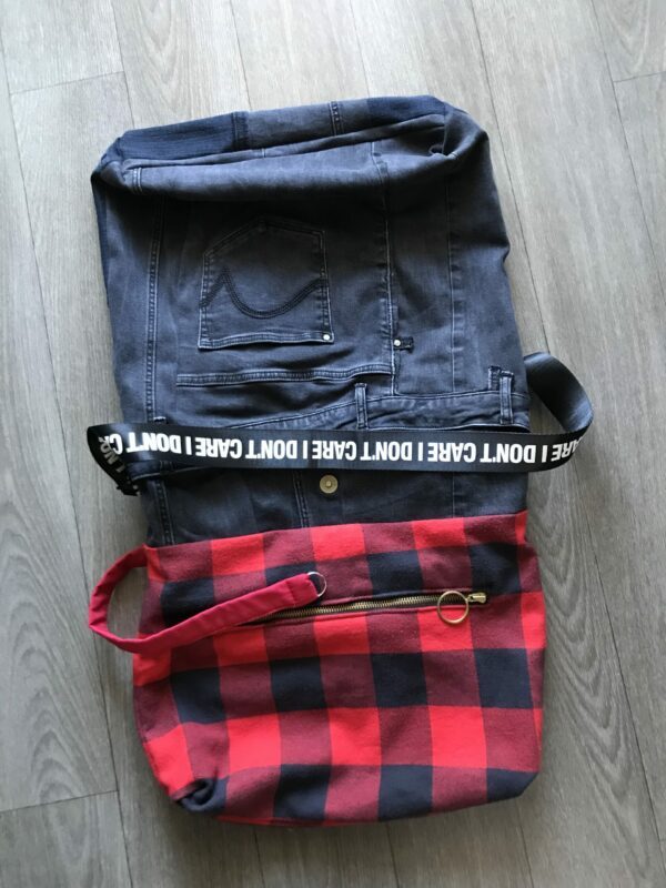 Sac en jean Noir surcyclé avec doublure rouge et noir à carreaux – Image 5