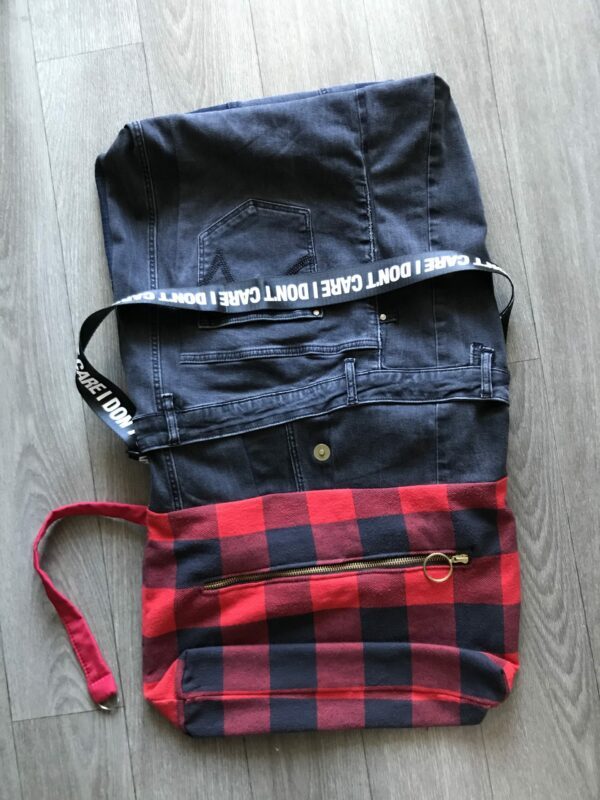 Sac en jean Noir surcyclé avec doublure rouge et noir à carreaux – Image 4