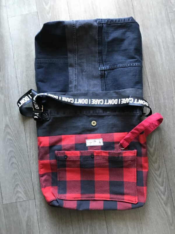 Sac en jean Noir surcyclé avec doublure rouge et noir à carreaux – Image 3