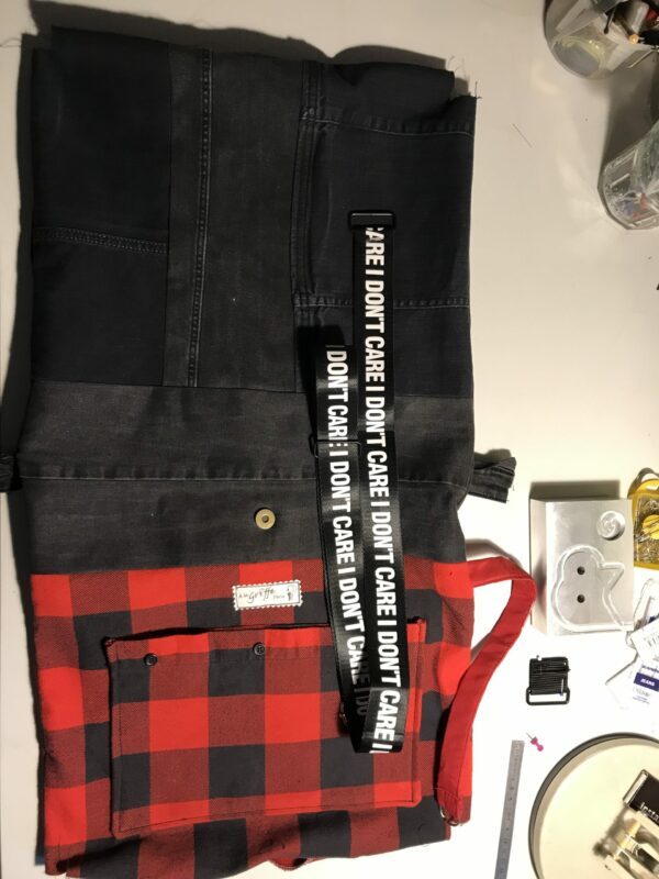 Sac en jean Noir surcyclé avec doublure rouge et noir à carreaux – Image 2