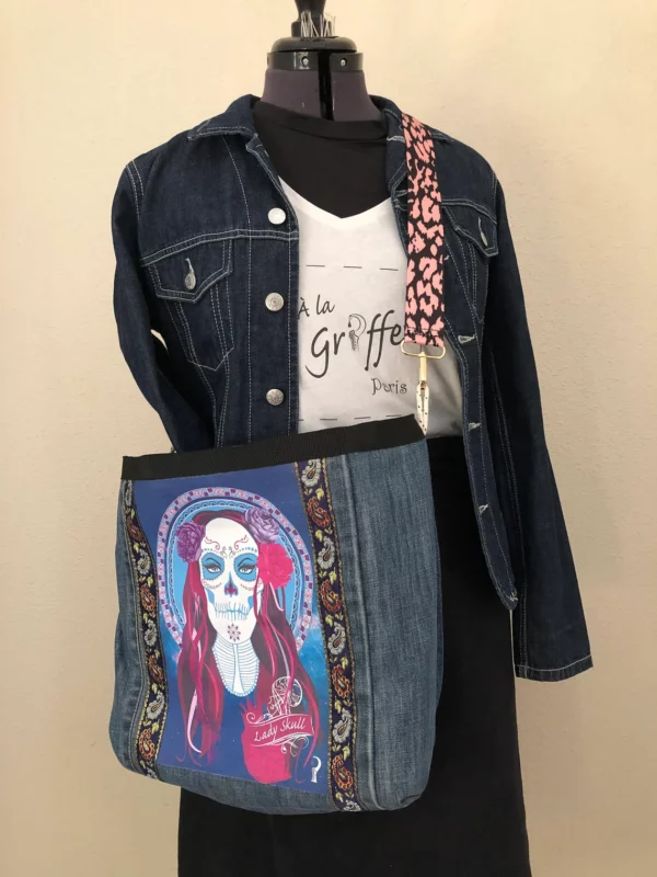 Sac en jean surcyclé blue denim à bandoulière réglable et motif Lady Skull – Image 8