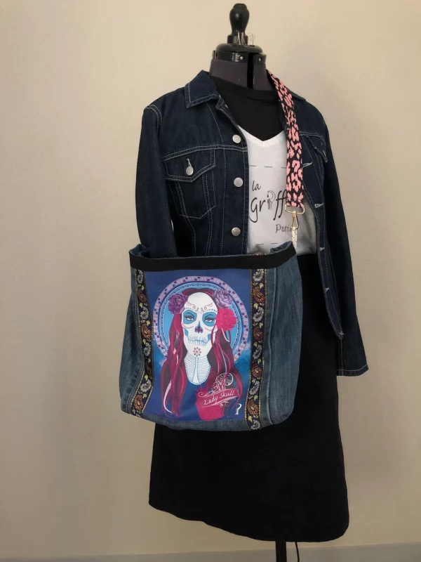 Sac en jean surcyclé blue denim à bandoulière réglable et motif Lady Skull – Image 6