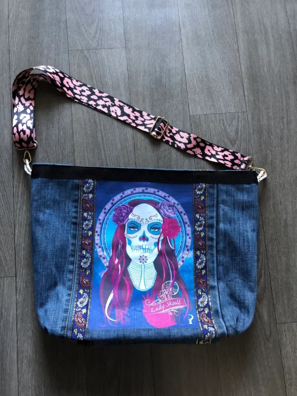 Sac en jean surcyclé blue denim à bandoulière réglable et motif Lady Skull – Image 3