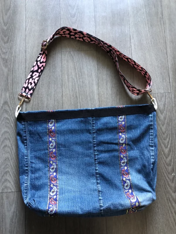 Sac en jean surcyclé blue denim à bandoulière réglable et motif Lady Skull – Image 2