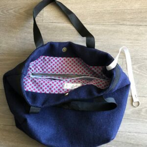 Grand Sac en Laine Bouillie Bleu Marine intérieur imprimé motif petits pois rouge bordeaux fond bleu clair