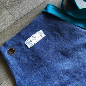 Tablier en jean Numéro 03 > Tablier en Jean bleu avec doublure en draps anciens revalorisés, teintés en bleu